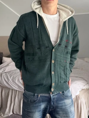 No. 1 Como cardigan - Riktigt snygg grön cardigan från No. 1 Como. Storleken är M. Tveka inte på att höra av dig vid eventuella frågor och funderingar!😮‍💨✌️