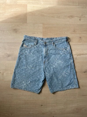 Blåa Diesel Industries Y2K Jeans Shorts Storlek W33 - Mycket fina Diesel all-over-logo shorts i blå färg. | Jeansen är i mycket bra skick och sparsamt använda. |  Äkta som allt annat jag säljer! ✅ |  Storlek: W33 | Skick: Mycket Bra Skick | Färg: Blå | Märke: Diesel | Modell: Jeans |   Hör gärna av dig vid frågor så svarar jag så fort jag kan! 😁 |  (SKU - 157)