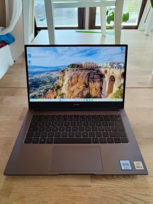 Huawei bärbar dator med Intel Core i5 - Snygg och tunn bärbar 14"-dator från Huawei med Intel Core i5-10210U-processor. Datorn har en stilren grå metallfinish, stor touchpad och bakgrundsbelyst tangentbord. Perfekt för studier, jobb eller gaming. Skärmen har tunna kanter och modern design.  Datorn har inbyggd fingeravtrycksläsare vilket gör det enkelt och snabbt att logga in!  Väldigt sparsamt använd, kanske maximalt 20 gånger under 4 år därav att den säljs.  Refurbished av denna modellen går för närmare 8-10k på nätet.