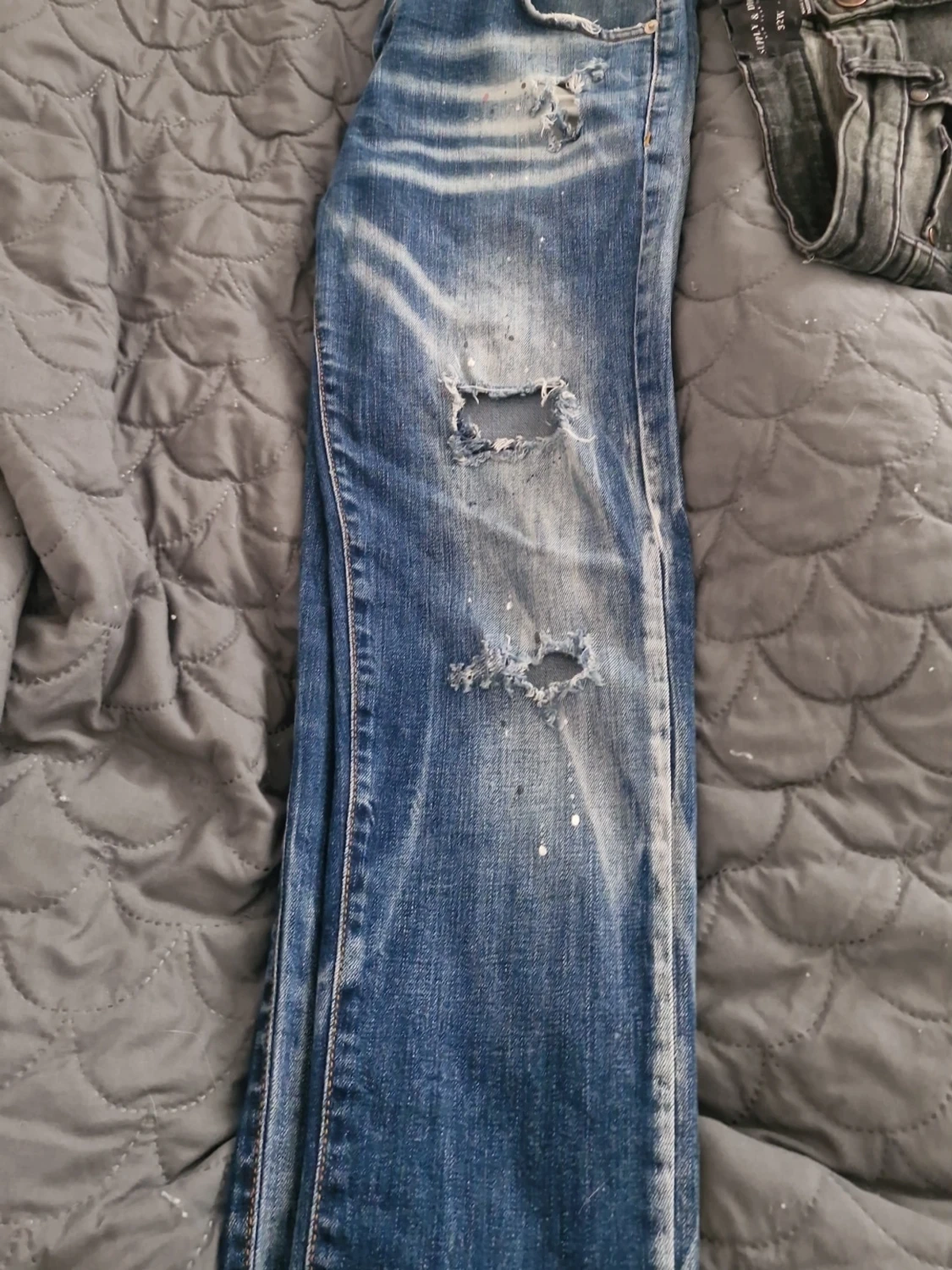 Blå slitna jeans med hål - 3