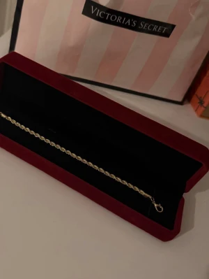 Guld Armband  - Helt ny har aldrig använts. Armbandet är utav rostfritt stål. Går även att justera efter din längd på armen.