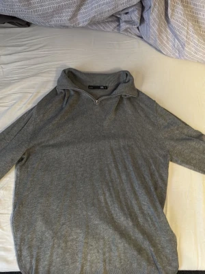 Half Zip Tröja - Grå tröja från Lager 157 med half zip-dragkedja i kragen. Perfekt för lager-på-lager och chill dagar. Långärmad och i mjukt material som håller dig varm under kyliga dagar. I princip oanvänd. Fraktas endast och köparen står för frakt.