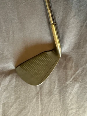 Golfklubba MacGregor ”Xtra Flow Balanced” sandwedge (S) - Säljer en golfklubba från MacGregor ”Xtra Flow Balanced” sandwedge (S). Klubban är i metall med klassisk silverfärg och har räfflad träffyta. Perfekt för dig som vill komplettera golfsetet med en stilren och funktionell klubba.
