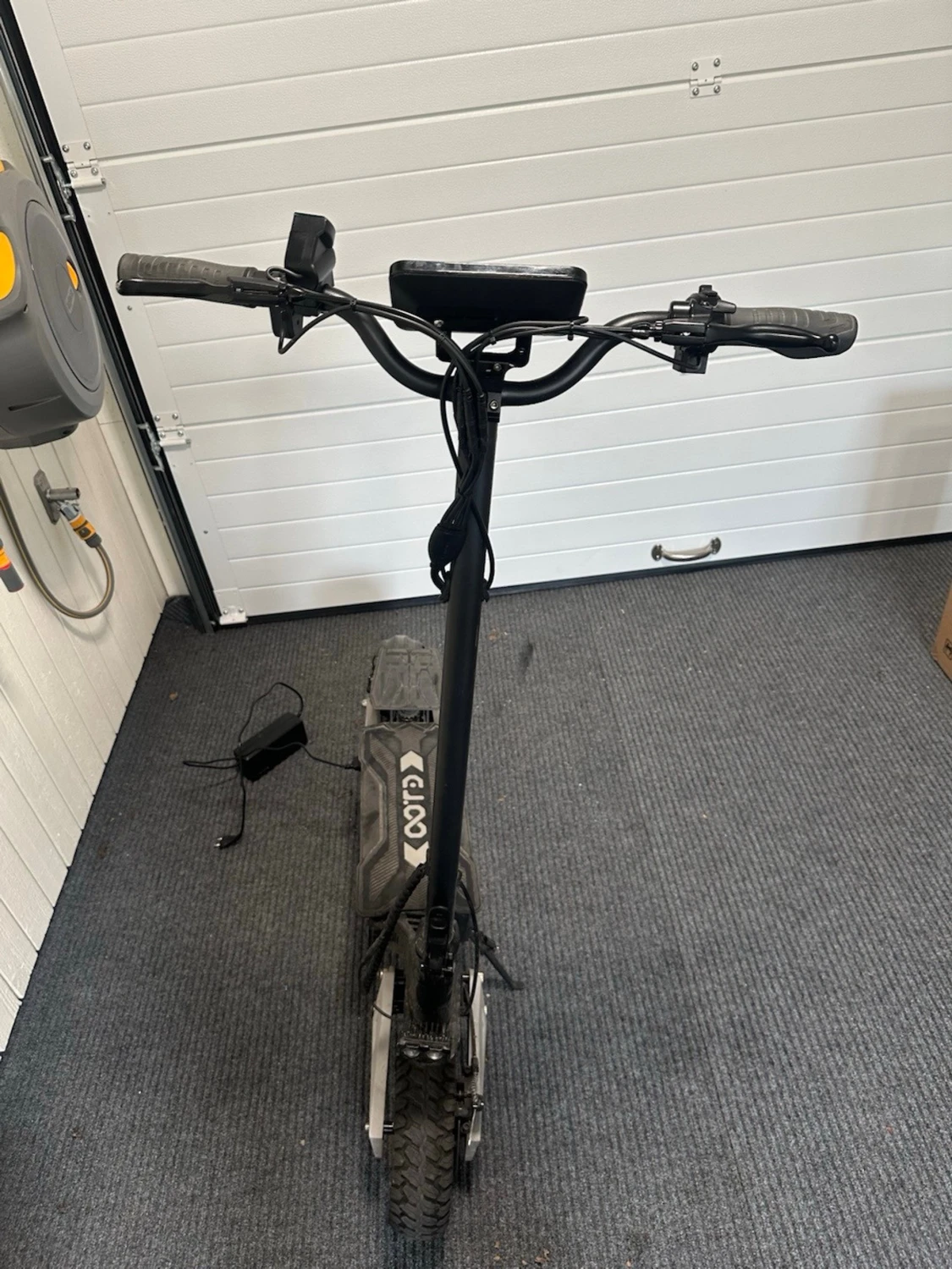 Svart elscooter med laddare - 4