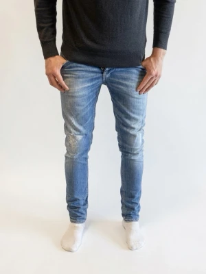 Dondup George  - Dondup jeans George!!Trendigaste jeansen på marknaden Nypris=4000  Säljs för=799(Modellen har orginal slitningar från fabrik vilket gör jeansen mer populär och eftertraktad)