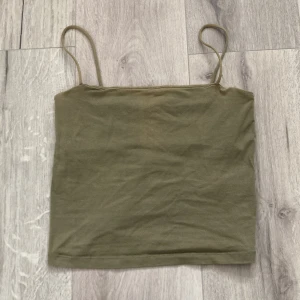 Kroppad linne  - Linne, bra skick, har dubbel layer av tyg så man inte behöver ha något under. OBS lite solblekt 