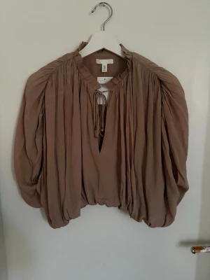 Topp - Beige topp från H&M storlek M