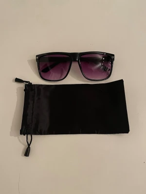 R@yban liknande solglasögon - Tjena! Säljer nu dessa feta solglasögonen. Dem är nästan identiska med Rayban, form, färg och kvalité. Enda skillnaden är att dessa inte har någon Rayban logga, vilket är det man betalar för annars. Skicka ett pm vid intresse, skicka bud.