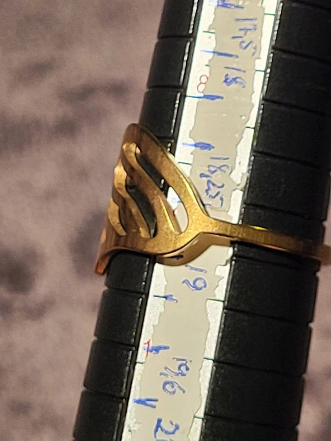 Guldfärgad ring med organisk design - 1