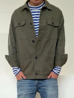 Olivgrön Overshirt  - Olivgrön Overshirt i strl M men sitter som en S! Bra skick utan nåra defekter och hör gärna av er vid frågor elr funderingar!!