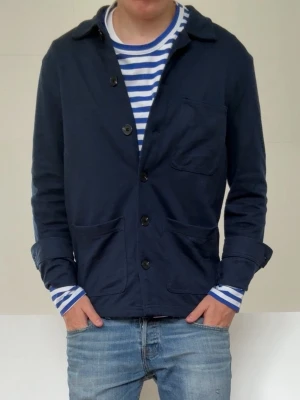 Mörkblå Overshirt  - Mörkblå Overshirt i strl M men sitter som en S! Bra skick och hör gärna av er vid frågor elr funderingar!!