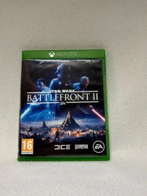 Star Wars Battlefront II Xbox One - Star Wars Battlefront II till Xbox One är ett actionfyllt spel med episka strider i Star Wars-universumet. Omslaget är svart med blå och röda detaljer, och spelet kommer i ett grönt plastfodral. Utvecklat av DICE och Lucasfilm, rekommenderas från 16 år.