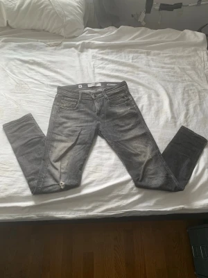 Grå slim fit replay jeans - Säljer ett par grå slim fit jeans med snygga slitningar och blekta detaljer. Replay jeans! Ny pris 1300! Priset går att diskuteras👊 Kom DM för frågor🪽✈️
