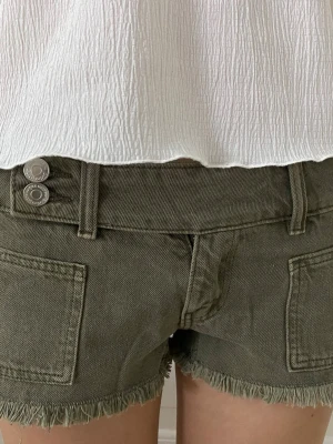 Snygga gröna shorts - Säljer ett par gröna shorts från gina 14+ i storlek xs men skulle säga passar s också. Endast testade 💕 pris kan diskuteras 💕