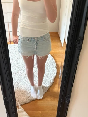 Ljusa jeansshorts - Säljer ett par ljusblå jeansshorts från Zara❤️
