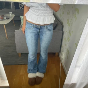 Jeans lowwaist utsvängda lågmidjade bootcut - Jeans, midja (rakt över): 37cm innerbenslängd: 78cm. Använd några få gånger, en liten söm har gått upp på fickan på baksidan men inget som syns!💕
