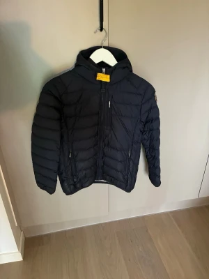 Äkta parajumpers jacka  - Jätte fin jacka med inga märken förutom uppepå den gula flärpen men inget som är synbart syns bara när man kollar extremt noga. Perfekt till vår/hösten går oxå att använda hela vintern utan problem. Säljer pågrund av att den är förliten för mig. Jag är 170 och väger ungefär 50kg 