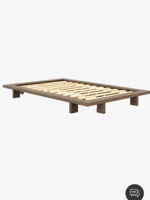 Minimalistisk sängram i trä - Säljer nu min drömsäng😫   Låg sängram i mörk trä från ellos. Ramen är köpt för 6599kr för mindre än 1 år sedan. Säljer pga flytt utomlands. Bäddmadrass i skum tillkommer, köpt för 7 månader sedan.   Ramen är 180x220, men själva sovdelen är 160x200. 20cm hög utan madrassen, men madrassen ger ca 30 cm extra höjd. 