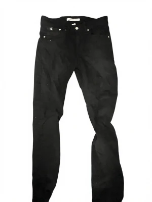 Svarta jeans från Calvin Klein - Snygga svarta jeans från Calvin Klein. Perfekta för en stilren och trendig look. Priset kan diskuteras. 