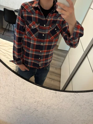 Lee rutig skjorta ~ Vintage 2000s  - Lee rutig skjorta i mycket bra skick som är vintage 2000s, inga defekter! Modellen på bilden är 170, 55kg och bär storlek S. Hör av er vid frågor eller minsta fundering 🙌