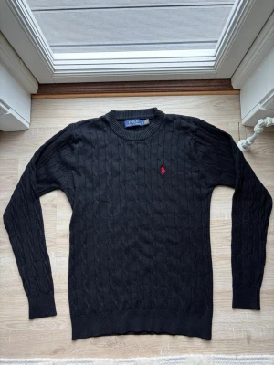 Kabelstickad Ralph Lauren tröja - Tjenare! Säljer nu denna riktigt snygga kabelstickade tröjan från Ralph Lauren. Tröjan är i helt perfekt skick. Tröjan är i M men skulle säga att den passar S. Hör av er vid frågor och funderingar!🙌