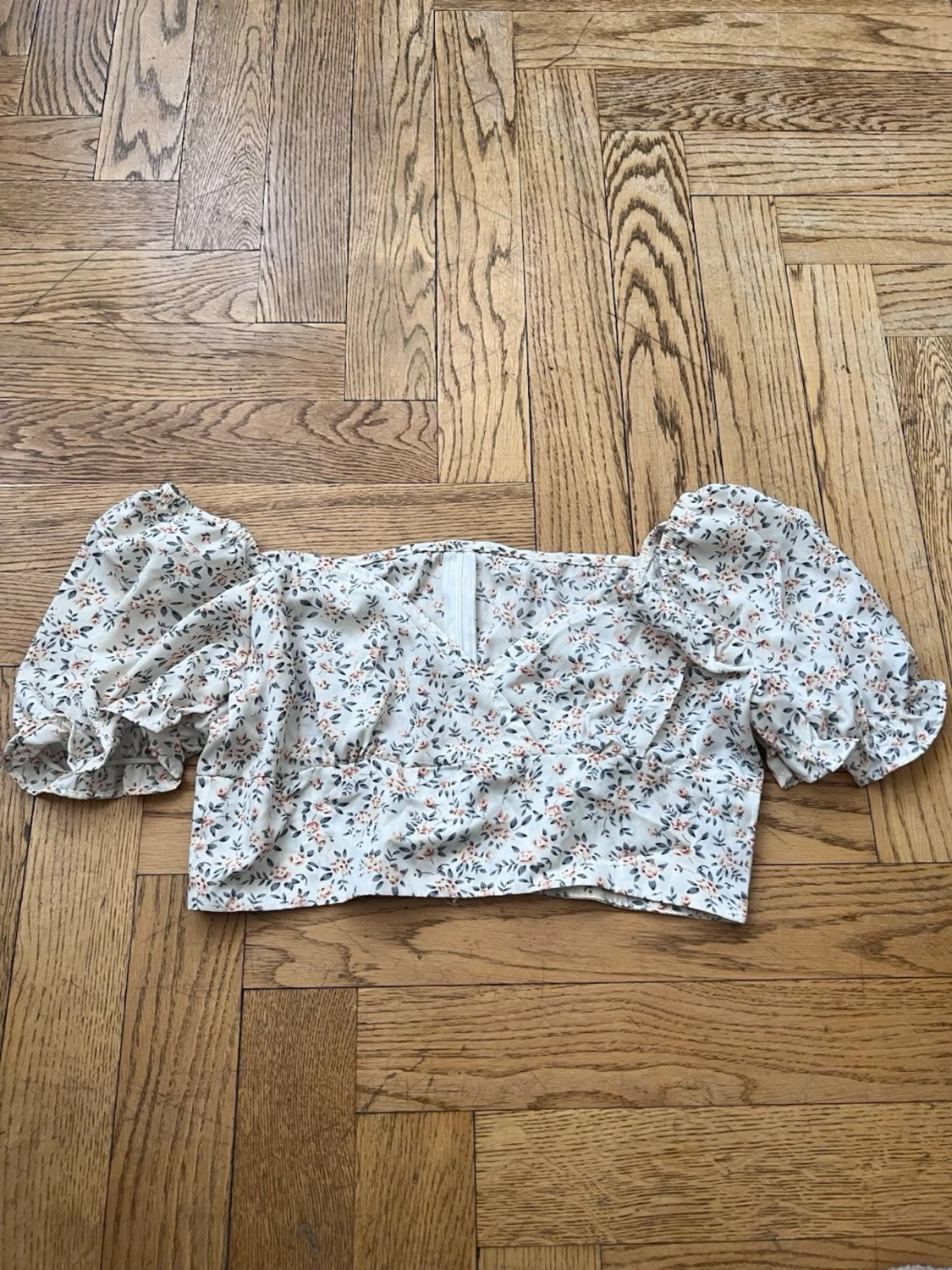 Blommig croppad blus med puffärmar