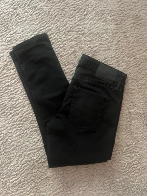 J&J Slim Jeans - Svarta glenn slim fit jeans med en skön wash i storlek W30 L30. Använda men väl tagen hand om. Mått finns. Prisförslag & frågor är välkomna! 🙏💬