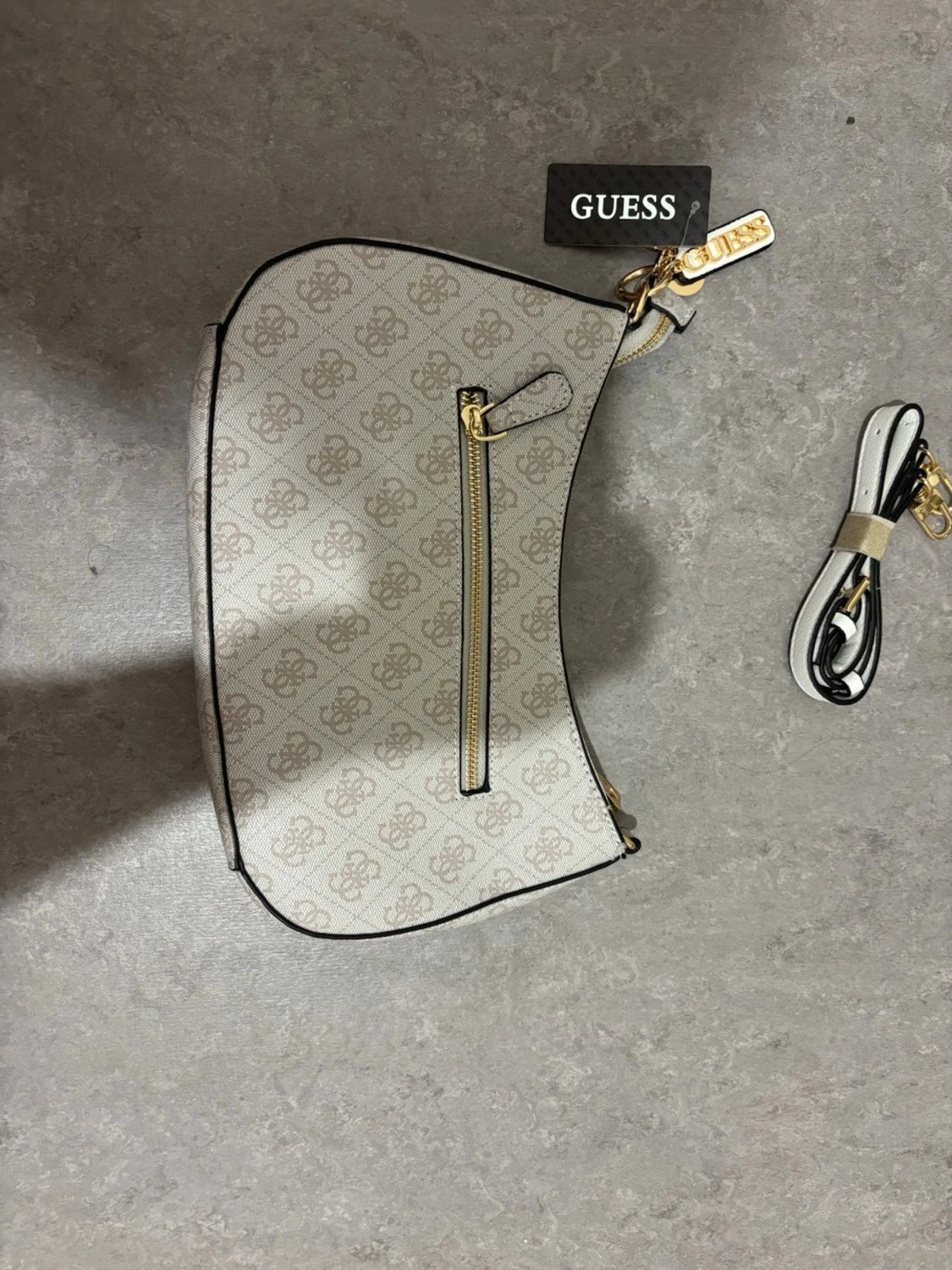 Vit axelväska från Guess - 2