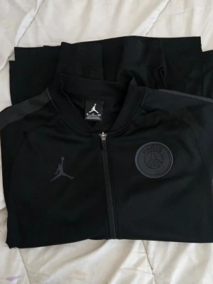Svaet zip tröja från nike psg - Nyskick storlek S⁸