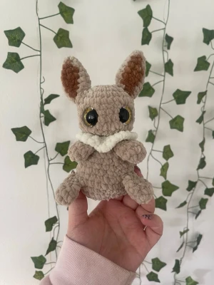 Virkad Eevee - Supersöt handgjord Eevee-inspirerad mjukis i plyschgarn. , Perfekt som dekoration eller present till Pokémon-fans.