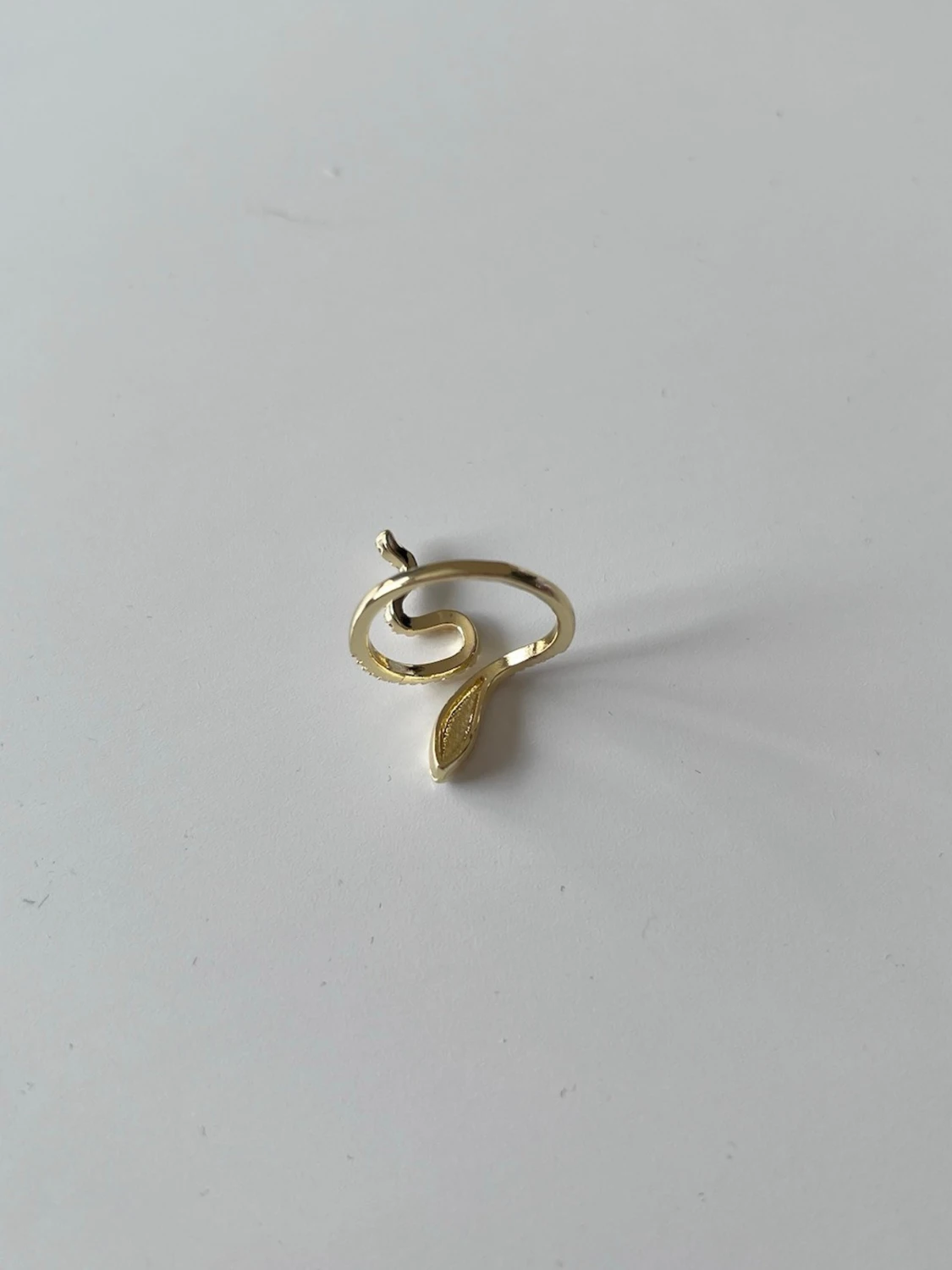 Guldig orm-ring med stenar - 2