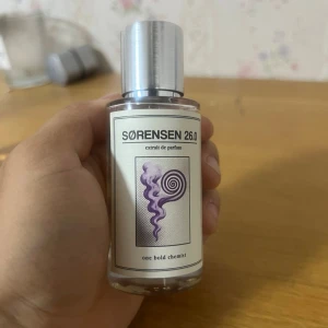 Sørensen 26.0 Extrait de Parfum - Sørensen26.0   Inspirerad Initio side effekt myslf och är extremt lik originalet. Skulle nog säga jag knappt känner någon skillnad mellan originalet och denna och jag har ändå rätt många parfymer. Ca 40ml kvar utav 50