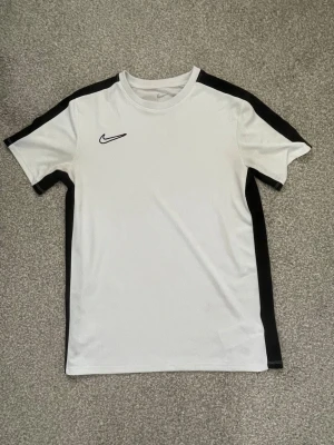 Nike T-Shirt - Nike tränings Tshirt för 99kr