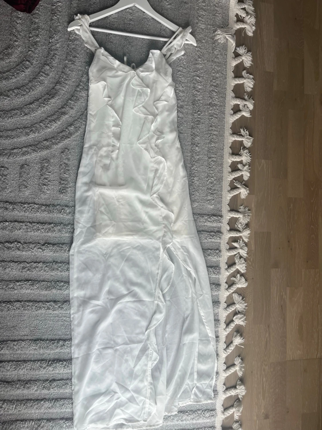 Vit långklänning med volangdetaljer