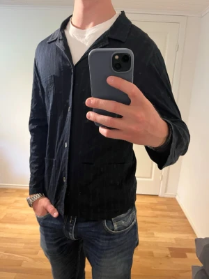 Mörkblå NN07 Overshirt  - Säljer denna sjukt snygga Overshirten från NN07⭐️ Färgen är mörkblå och storleken är M✅ Den har inga defekter och skicket är utomordentligt🙌🤝 Sjukt najs passform och passar perfekt till sommaren☀️🙌 Tveka inte på att höra av er dig vid minsta fråga eller fundering😊