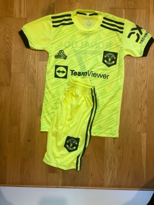Fotbolls set. - Säljer fotbolls sets. Kommer med tröjan och shortsen.  Pris varierar.