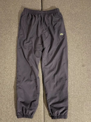 Helt ny Lacoste byxa - Helt nya mörkblåa Lacoste byxa. Passar mellan 170-175 cm Pris 799 kr Nyttpris är 1500 kr