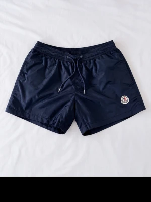Moncler badbyxor  - Helt nya (med tagg och moncler påse)  Moncler badbyxor säljs för dem är för små för mig. Ni som vet ni vet varför. 1-1 med nfc tagg till moncler.com. Dem är för små för mig. Jag har M normalt, är 180cm och 70kg. Skulle säga dessa passar S/XS  beroende på hur du gillar dina badbyxor.  Kom DM för frågor. 
