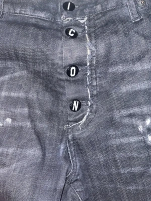”DSQUARED2” Sällsynsta - Säljer mina svarta Dsquared2 Skater Leather Patch Jeans. Storlek 48 IT i väldigt bra skick, inga skador/slitningar som inte dsquared2 gjort själva! Mer bilder/info finns i DM! Pris ej hugget i sten.