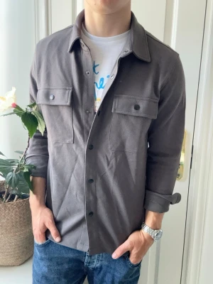 Selected overshirt - På plick Live 11 Juni 17.00  - Selected overshirt, Inga defekter! Modellen i bilderna är 180 cm 75 kg och bär Storlek S , Kom med frågor! 🌟 (Kan gå ned i pris vid köp av paket 😉) 