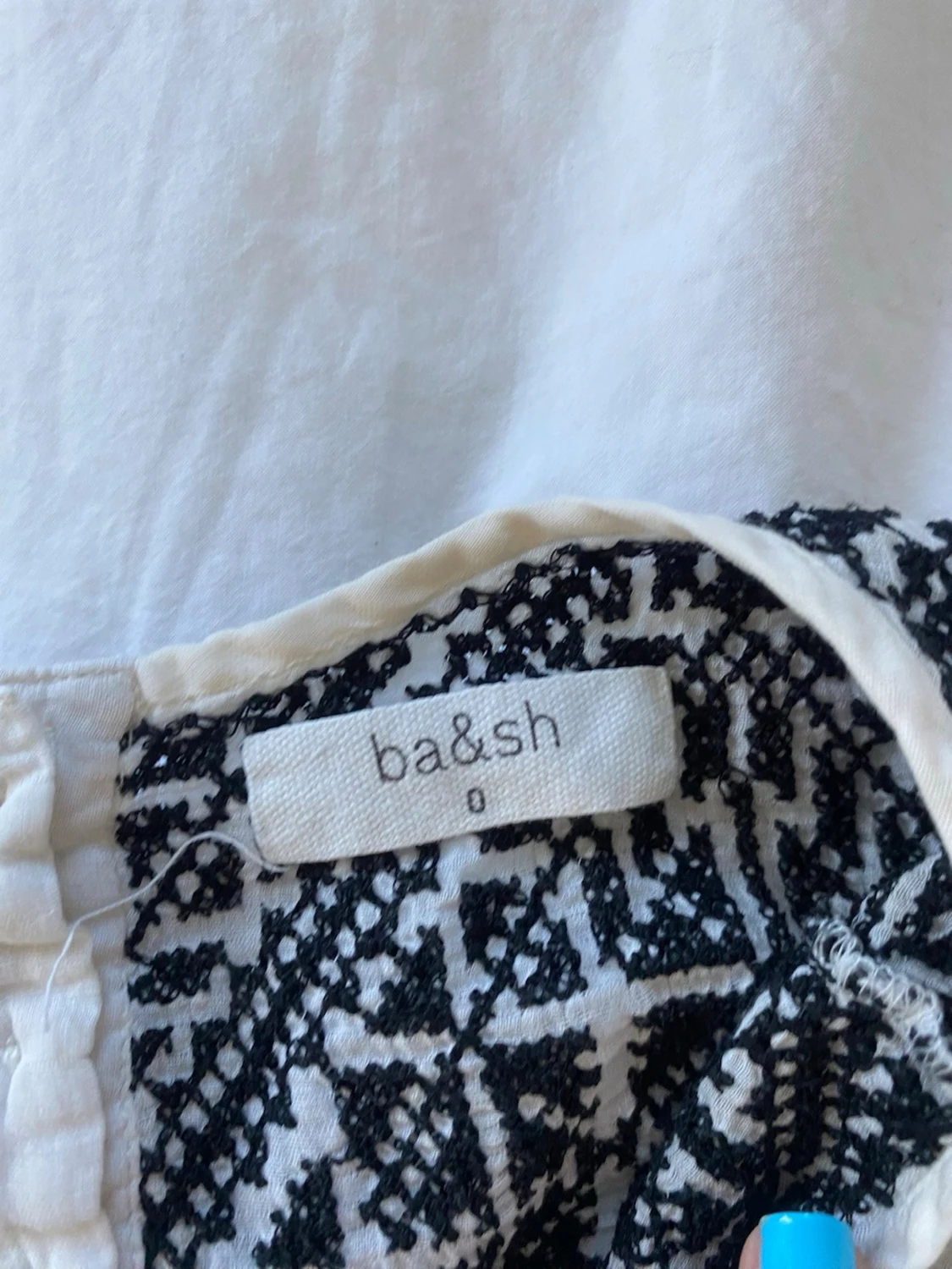 Vit blus med svart broderi - 2