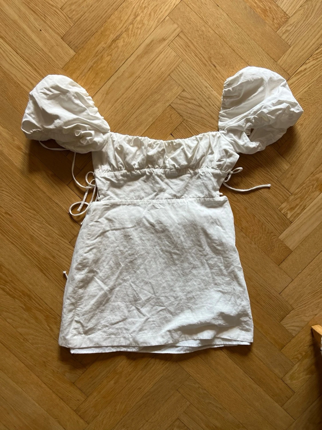 Vit kort klänning med puffärm Zara