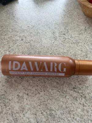 IDA WARG brun utan sol mousse - Brun utan sol mousse från IDA WARG i nyansen medium dark. Flaskan är kopparfärgad med vit text och har en smidig pump. Moussen är vegansk och har en fräsch tropisk doft.
