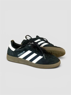 Adidas Spezial svarta sneakers - Klassiska Adidas Spezial sneakers i svart mocka med vita ränder och brun gummisula.  I bra använt skick. Lite smutsig enligt bilder. Kolla även skavank på näst sista bild. Ställ gärna frågor gällande skorna och bilderna!
