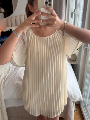 plisserad klänning - så himla fin krämvit klänning perfekt för student eller bara som sommarklänning💓