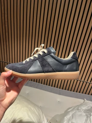 Maison margiela Gats | mörkblå - Maison margiela skor/gats i storlek 42. Skorna är MÖRKBLÅ🫐 Skorna är i toppskick, använd några gånger. Box osv ingår. Hör av dig vid frågor eller funderingar 😃! Priset prutat och klart! ✅  