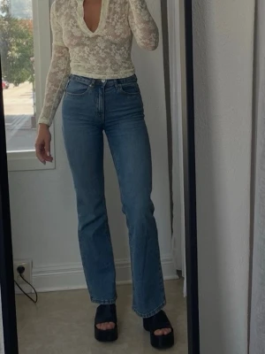 Mid waist - Boot jeans från ginatricot