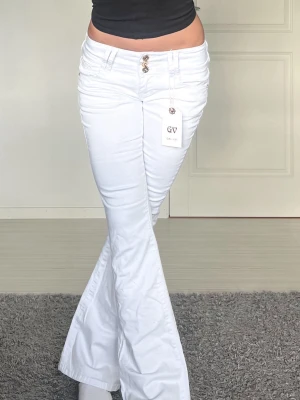 Jeans - Midjemått: 34cm rakt över, innerbenslängd: 78cm 💗