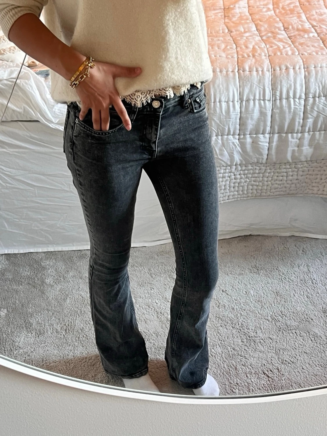 Svarta bootcut jeans med tvättad look - 1
