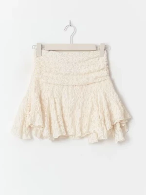 Vit spetskjol med volang - Supersöt vit kortkjol i spets med volangkant och hög midja. Kjolen har ett romantiskt uttryck och är perfekt för dig som vill ha en feminin och somrig look. Materialet är mjukt och följsamt, vilket gör den bekväm att bära hela dagen.